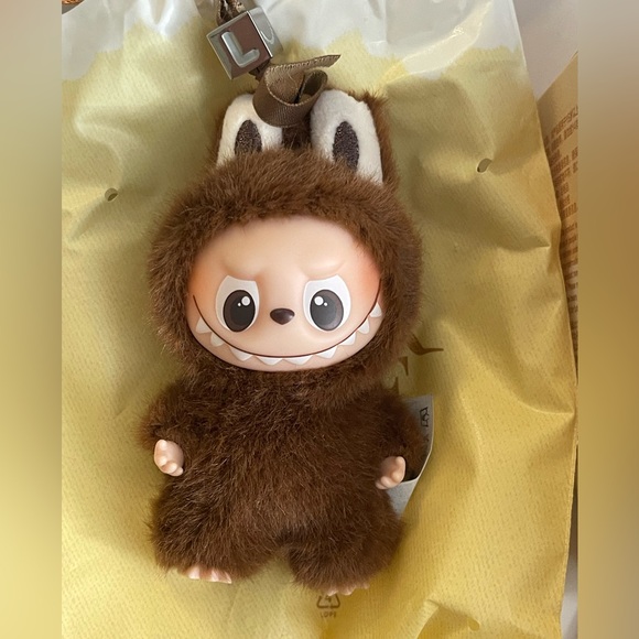 Pop Mart Pin for Love letter L brown Labubu - Picture 5 of 16
